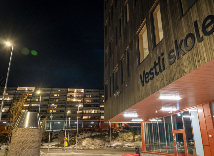 Vestli skole i Oslo stenges for fysisk undervisning fra fredag og i hele neste uke etter at det er påvist tilfeller av mutert virus på nesten samtlige trinn på skolen.