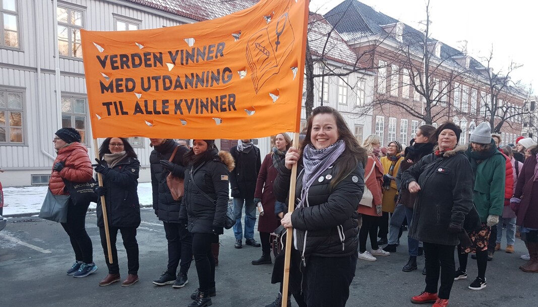 Parolen er velkjent fra 8.marstoget i Trondheim, men viktigere enn noen gang, skriver artikkelforfatterne. Bildet er fra et foregående år. Parolen er velkjent fra 8.marstoget i Trondheim, men viktigere enn noen gang, skriver artikkelforfatterne. Bildet er fra et foregående år.