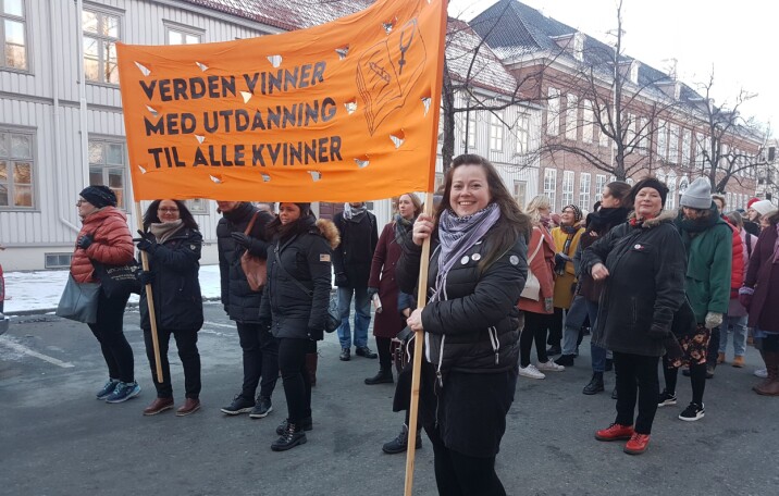 Parolen er velkjent fra 8.marstoget i Trondheim, men viktigere enn noen gang, skriver artikkelforfatterne. Bildet er fra et foregående år.