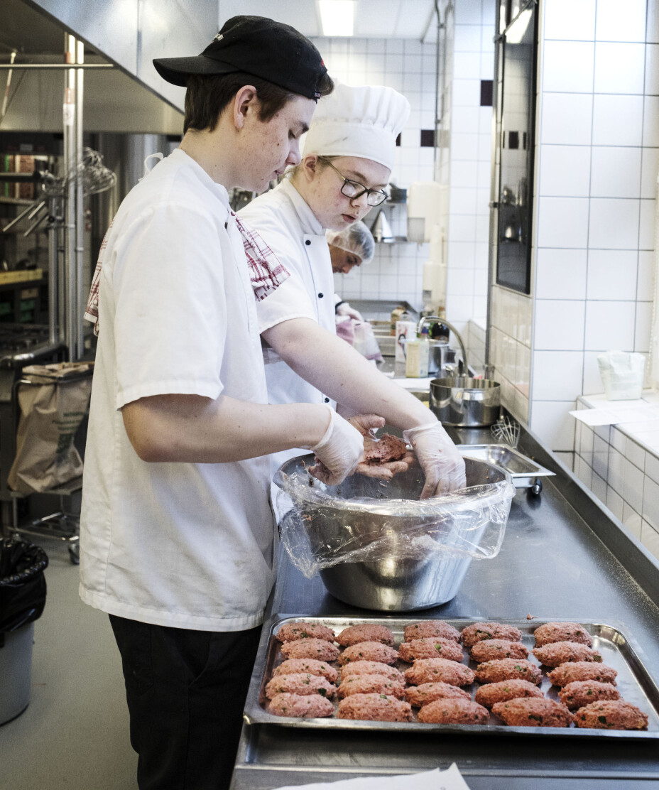 Gustav Longo og Jim Partanen lager presiljejärpar med ovnsristede poteter.