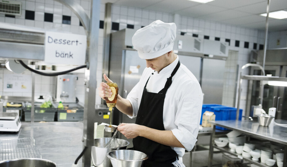 Christoffer er i gang med desserten. På kjøkkenet, akkurat der lærer Linda gjerne vil ha ham, slik at det blir mulig å kunne gi håndfaste råd ansikt til ansikt.