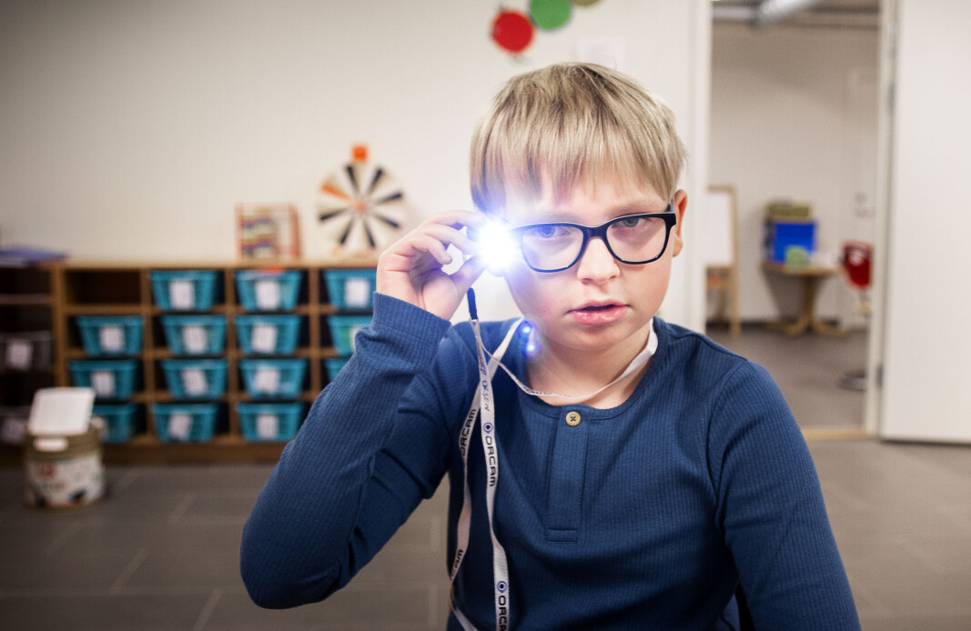Sigurd er blitt en gladere gutt som opplever ny mestring i skolehverdagen sin takket være dette lesekameraet med innebygget tekst-tale-funksjon. Sigurd er blitt en gladere gutt som opplever ny mestring i skolehverdagen sin takket være dette lesekameraet med innebygget tekst-tale-funksjon.