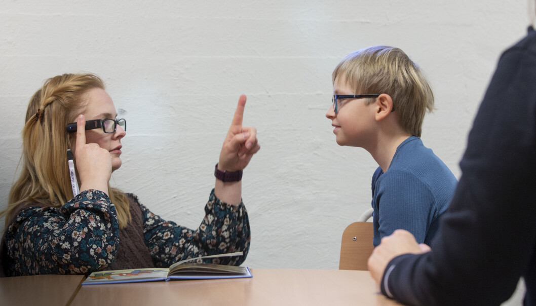 Mamma Elise Grøseth Olsen jobber med funksjonen for ansiktsgjenkjenning på kameraet sammen med Sigurd. Mamma Elise Grøseth Olsen jobber med funksjonen for ansiktsgjenkjenning på kameraet sammen med Sigurd.