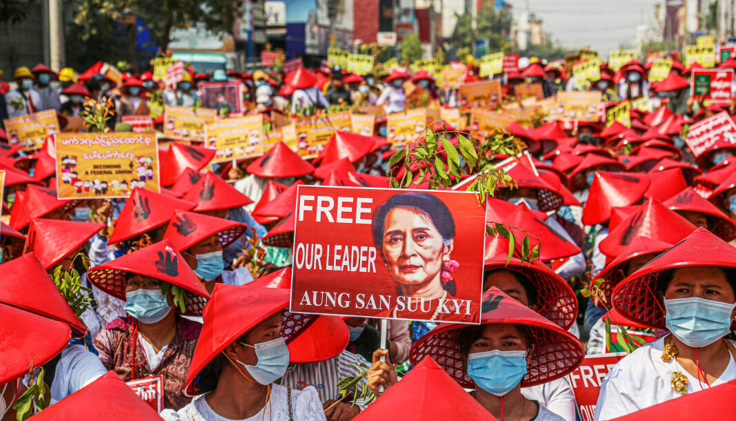 Lærere i byen Mandalay viser sin støtte til Aung San Suu Kyi, som ble avsatt som regjeringssjef av militæret 1. februar. Lærere i byen Mandalay viser sin støtte til Aung San Suu Kyi, som ble avsatt som regjeringssjef av militæret 1. februar.