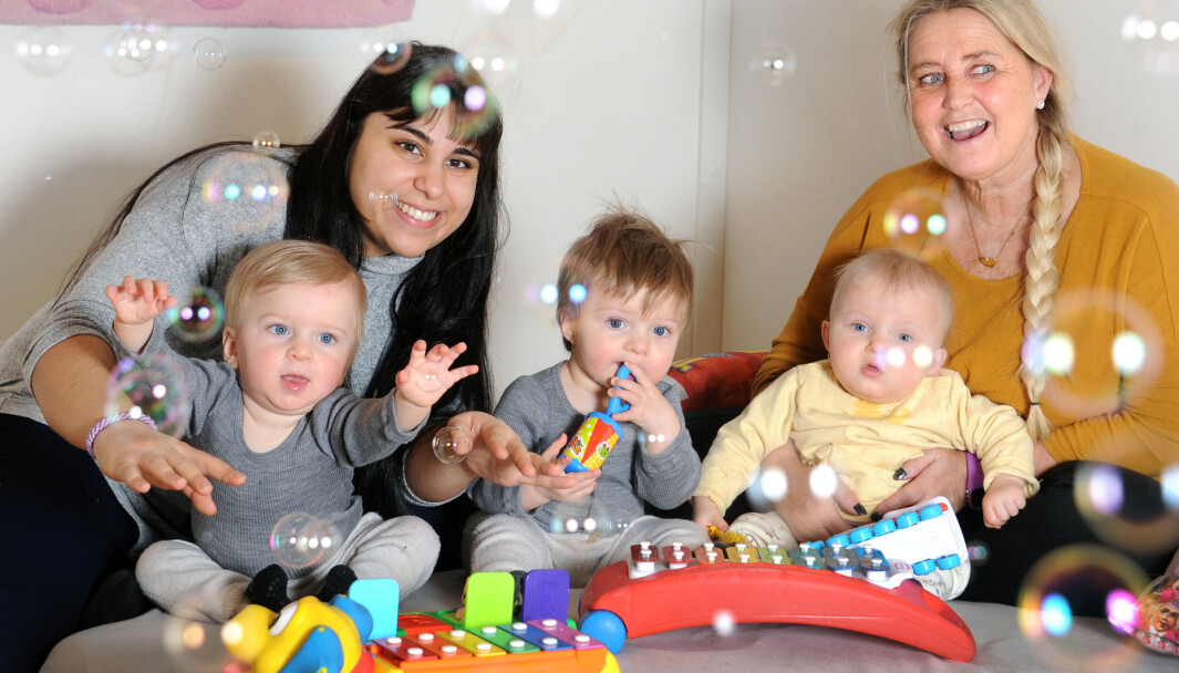 Aktivitetsleder Magdalena Dzakic (t.v.) og pedagogisk leder Layla Hansen har hatt ansvar for Filip, Henrik og Amelia hver dag siden de begynte i barnehagen. Barna er glad i såpeboblemaskinen. Aktivitetsleder Magdalena Dzakic (t.v.) og pedagogisk leder Layla Hansen har hatt ansvar for Filip, Henrik og Amelia hver dag siden de begynte i barnehagen. Barna er glad i såpeboblemaskinen.