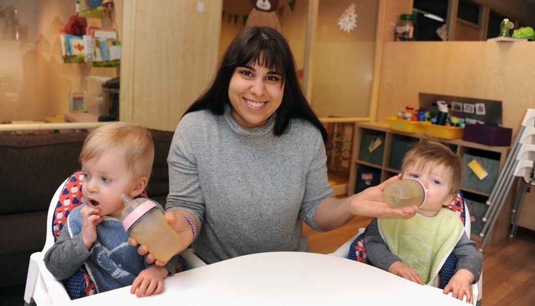 Aktivitetsleder Magdalena mater begge gutta på en gang. Filip er mer interessert i hva som foregår rundt ham, enn Henrik, som koser seg med flasken. Aktivitetsleder Magdalena mater begge gutta på en gang. Filip er mer interessert i hva som foregår rundt ham, enn Henrik, som koser seg med flasken.
