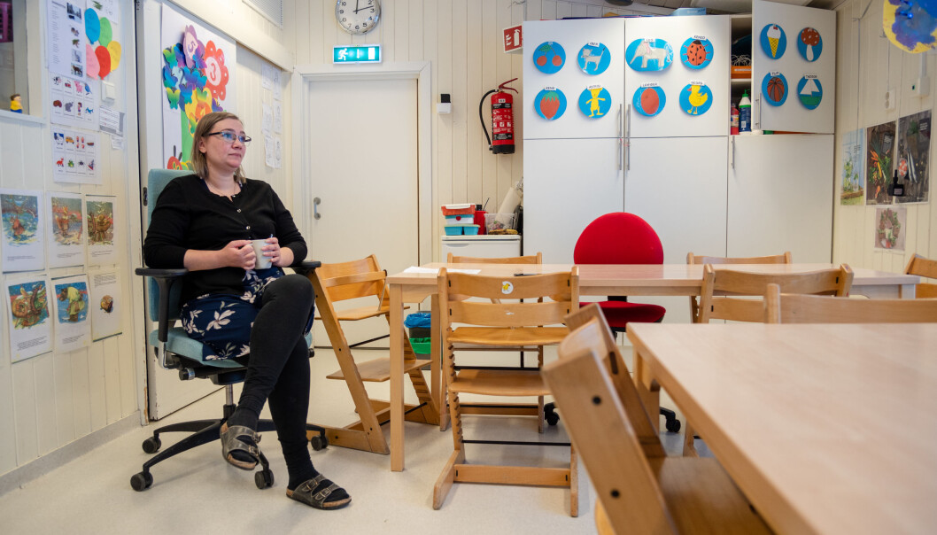 Barnehagestyrar Nina Dorans Brodtkorb tek seg ein pust i bakken. Med ansvar for to barnehagar må ho prioritere hardt kva ho har av tid for at arbeidskvardagen skal gå opp. Barnehagestyrar Nina Dorans Brodtkorb tek seg ein pust i bakken. Med ansvar for to barnehagar må ho prioritere hardt kva ho har av tid for at arbeidskvardagen skal gå opp.