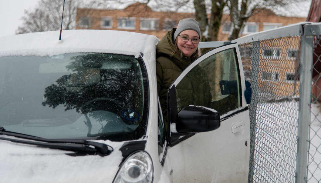 Talet på barnehagetilsette aukar, medan talet på styrarar går ned, viser statistikken. Barnehagestyrar Nina Dorans Brodtkorb må køyre mellom arbeidsplassane sine – ho er styrar i to barnehagar. Talet på barnehagetilsette aukar, medan talet på styrarar går ned, viser statistikken. Barnehagestyrar Nina Dorans Brodtkorb må køyre mellom arbeidsplassane sine – ho er styrar i to barnehagar.