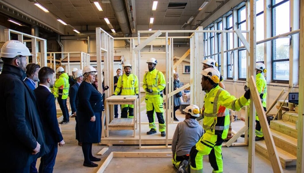 På en pressekonferanse fredag lanserte statsminister Erna Solberg regjeringens fullføringsreform. Her er hun på skolebesøk bygg- og anleggsfag på Hellerud videregående skole i Oslo. På en pressekonferanse fredag lanserte statsminister Erna Solberg regjeringens fullføringsreform. Her er hun på skolebesøk bygg- og anleggsfag på Hellerud videregående skole i Oslo.