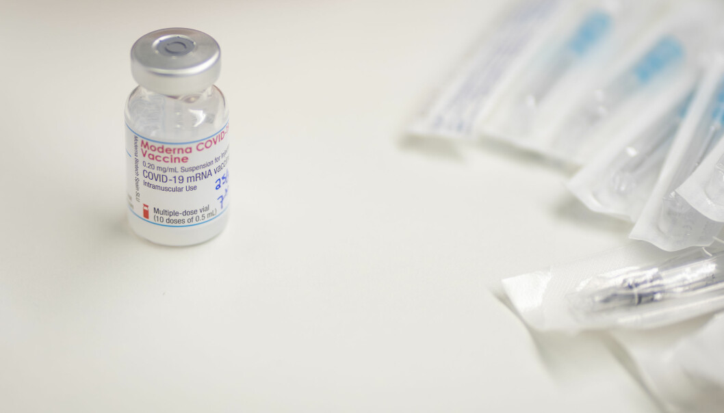 Lørenskog 20210325. 
En dose med Moderna-vaksine på vaksinasjonspoliklinikken ved Bedriftshelsetjenesten på Ahus.
Foto: Heiko Junge / NTB