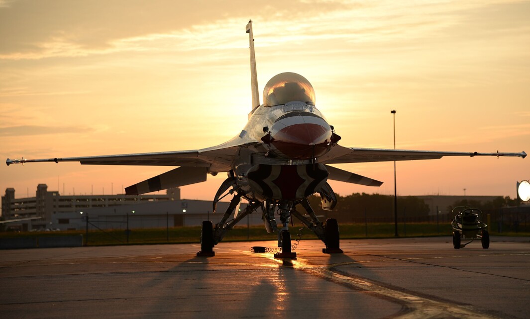General Dynamics F-16 Fighting Falcon er et amerikansk kampfly. F-16 er det mest tallrike nåværende vestlige kampflyet, med over 4 000 fly produsert siden 1976. Flyet ble bestemt innkjøpt til det norske Luftforsvaret i 1975, og første fly ankom Rygge flystasjon 15. januar 1980. Norge har hatt 74 av denne typen kampfly. General Dynamics F-16 Fighting Falcon er et amerikansk kampfly. F-16 er det mest tallrike nåværende vestlige kampflyet, med over 4 000 fly produsert siden 1976. Flyet ble bestemt innkjøpt til det norske Luftforsvaret i 1975, og første fly ankom Rygge flystasjon 15. januar 1980. Norge har hatt 74 av denne typen kampfly.