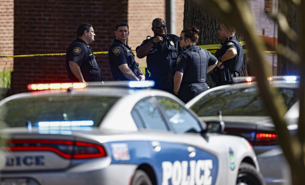 Politiet er ved skolen Austin-East Magnet High School i Knoxville, Tennessee. Politiet er ved skolen Austin-East Magnet High School i Knoxville, Tennessee.