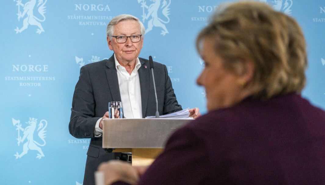 Koronakommisjonens leder Stener Kvinnsland overleverte kommisjonens sluttrapport til statsminister Erna Solberg på Statsministerens kontor i Oslo onsdag.