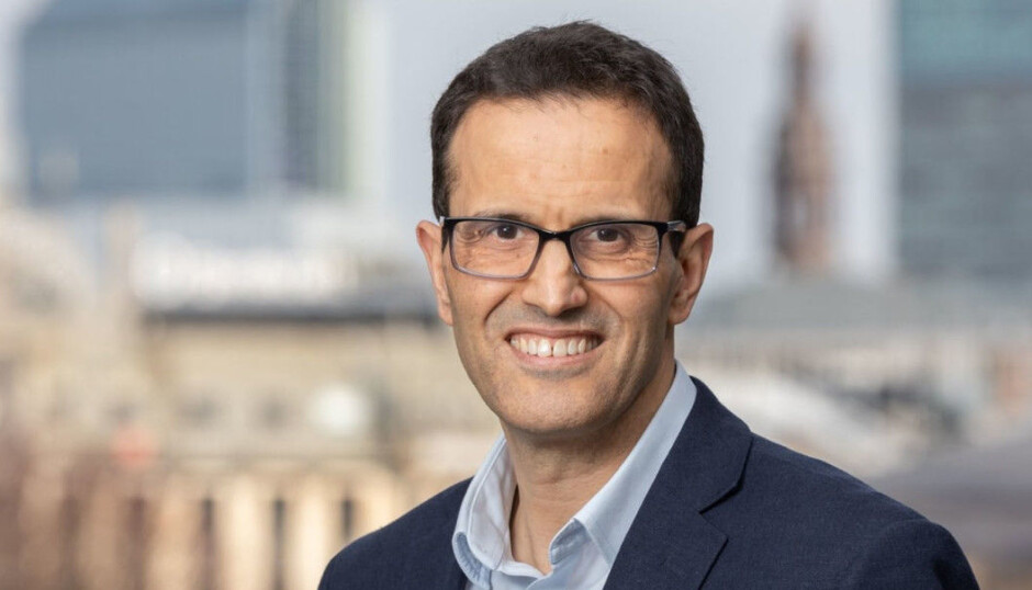 Yrkesfaglærer og bystyrerepresentant Yassine Arakia (H) vil ha sommerskoletilbud til elever på Vg3.