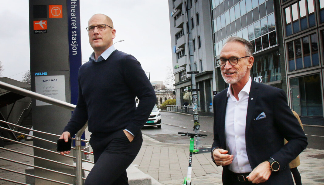 - Det er på tide at KS ser at læreryrket må verdsettes høyere, også lønnsmessig, sier UDF-leder Steffen Handal. Her går han inn til lønnsforhandlingene med KS - ved forhandlingsleder Tor Arne Gangsø (t.h.) som startet onsdag denne uken. - Det er på tide at KS ser at læreryrket må verdsettes høyere, også lønnsmessig, sier UDF-leder Steffen Handal. Her går han inn til lønnsforhandlingene med KS - ved forhandlingsleder Tor Arne Gangsø (t.h.) som startet onsdag denne uken.