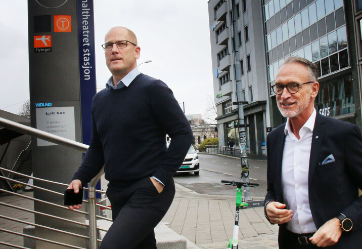 - Det er på tide at KS ser at læreryrket må verdsettes høyere, også lønnsmessig, sier UDF-leder Steffen Handal. Her går han inn til lønnsforhandlingene med KS - ved forhandlingsleder Tor Arne Gangsø (t.h.) som startet onsdag denne uken.