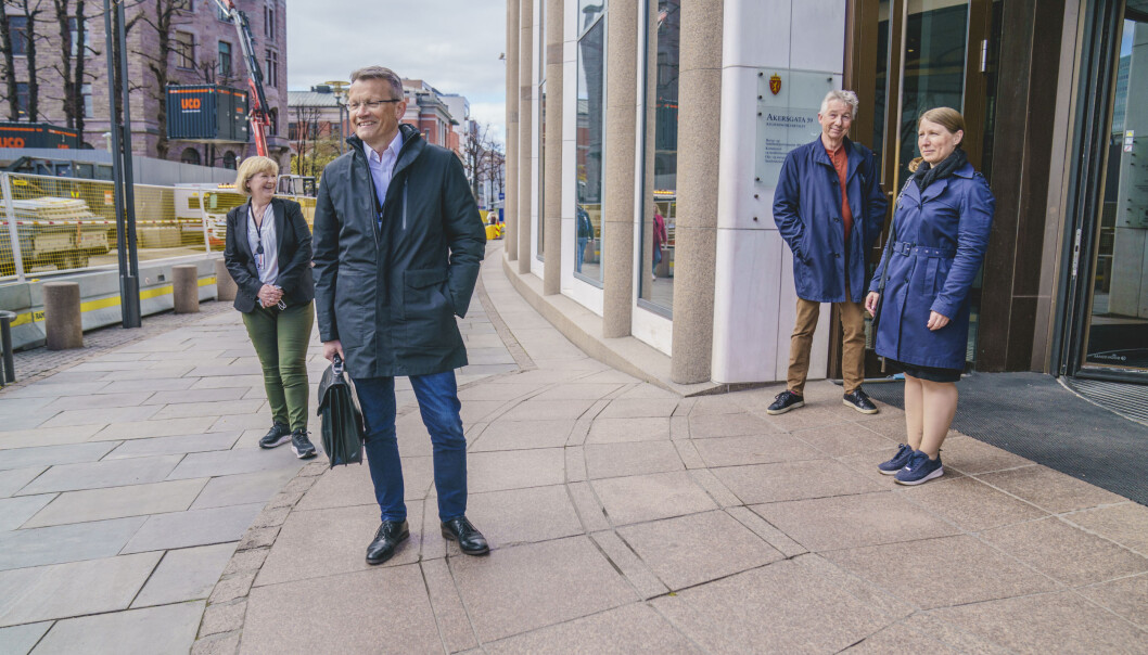 Fra venstre Kari Tønnessen Nordli i Akademikerne, Egil André Aas fra LO Stat, Pål Arnesen i YS Stat og Guro Elisabeth Lind i Unio utenfor R5 før forhandlingene om årets lønnsoppgjør i staten. Fra venstre Kari Tønnessen Nordli i Akademikerne, Egil André Aas fra LO Stat, Pål Arnesen i YS Stat og Guro Elisabeth Lind i Unio utenfor R5 før forhandlingene om årets lønnsoppgjør i staten.