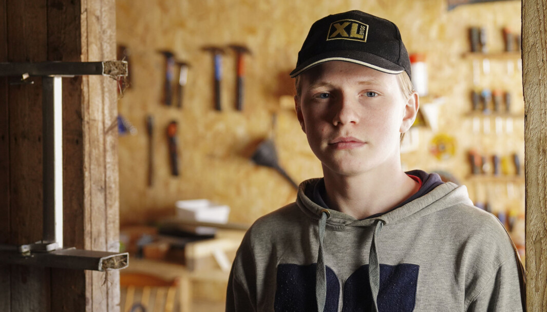 Sammen med pappa har Øivind innredet garasjen til sitt favorittsted: verkstedet. Men der stopper også hjelpen fra far. - Han kan ikke noe om å skru, men jeg får råd av bestefar og onkel, forteller Øivind. Sammen med pappa har Øivind innredet garasjen til sitt favorittsted: verkstedet. Men der stopper også hjelpen fra far. - Han kan ikke noe om å skru, men jeg får råd av bestefar og onkel, forteller Øivind.