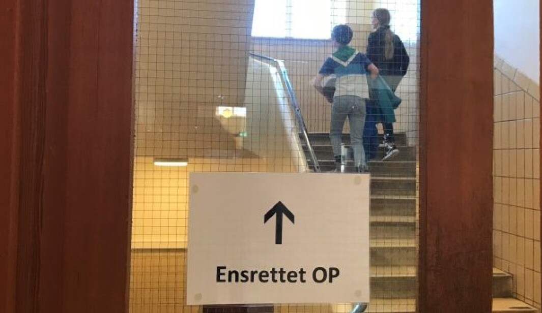 Tydelige regler i trappehus, avstand mellom elevene, håndvask fem ganger om dagen, egne toaletter og åpne klasseromsdører, var noen av løsningene danske skoler innførte i fjor. Bildet er tatt i april 2020 da skolene i Danmark åpnet igjen etter den første nedstegningen. Tydelige regler i trappehus, avstand mellom elevene, håndvask fem ganger om dagen, egne toaletter og åpne klasseromsdører, var noen av løsningene danske skoler innførte i fjor. Bildet er tatt i april 2020 da skolene i Danmark åpnet igjen etter den første nedstegningen.