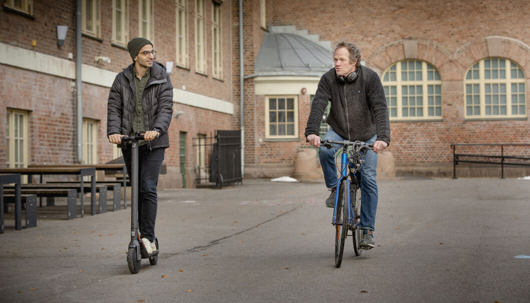 Gjenforening i skolegården der læreren Jan kommer syklende slik Kaveh husker han gjorde også den gangen for 15 år siden. - Han kom syklende til timene og hadde på seg hodetelefoner. Jeg husker bruddstykker av jazz og saksofon og tenkte det var kult fordi det var sånt jeg også hørte på den tida. Jazz og matte er så tett koblet, så det var gøy. Gjenforening i skolegården der læreren Jan kommer syklende slik Kaveh husker han gjorde også den gangen for 15 år siden. - Han kom syklende til timene og hadde på seg hodetelefoner. Jeg husker bruddstykker av jazz og saksofon og tenkte det var kult fordi det var sånt jeg også hørte på den tida. Jazz og matte er så tett koblet, så det var gøy.