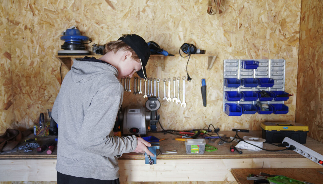 Øivind Kro Baisgård(14) er lite motivert for ungdomsskolen. Utdanning fikk bli med ham i verkstedet der han trives best. Han etterlyser mer praktisk undervisning også på skolen. Øivind Kro Baisgård(14) er lite motivert for ungdomsskolen. Utdanning fikk bli med ham i verkstedet der han trives best. Han etterlyser mer praktisk undervisning også på skolen.