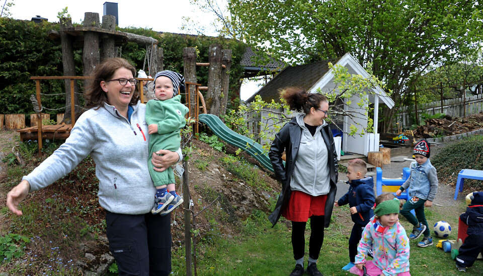 Fritidspedagogene Tone Bjellvåg (f.v.) og Vibeke Frafjord Saint-Victor er selv aktivt med i barnas lek i familiebarnehagene de driver.
