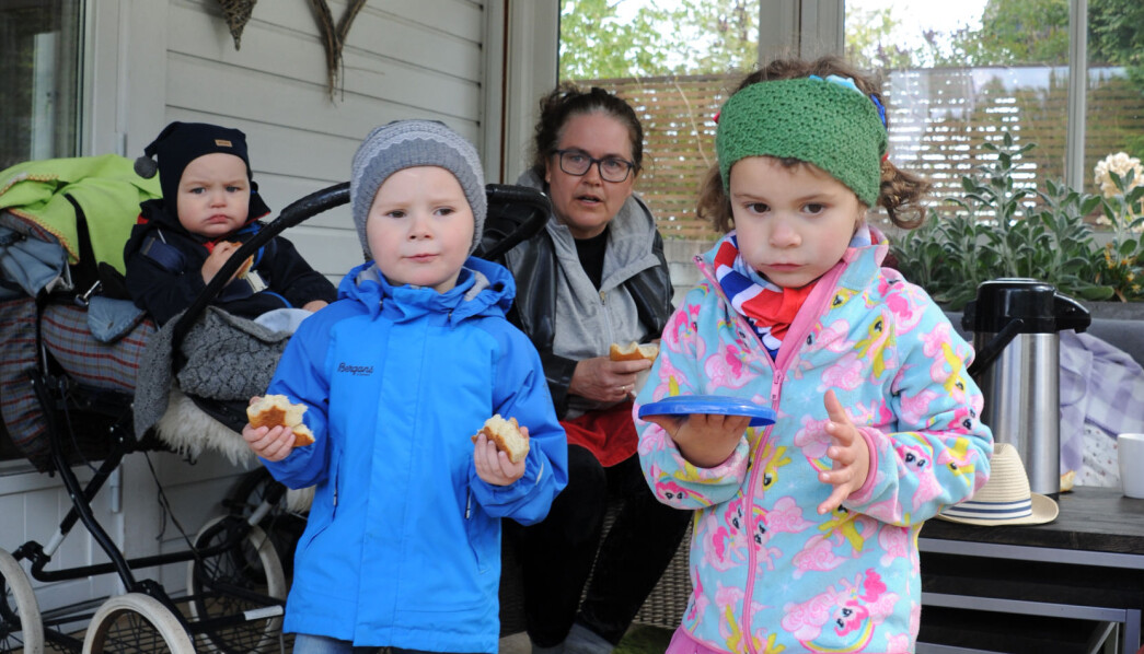 – Hysj! Vi må være stille, sier Victoria til Torjus. De tar med seg bollene og lager piknik, så fritidspedagog Vibeke Frafjord Saint-Victor kan legge Ole. – Hysj! Vi må være stille, sier Victoria til Torjus. De tar med seg bollene og lager piknik, så fritidspedagog Vibeke Frafjord Saint-Victor kan legge Ole.