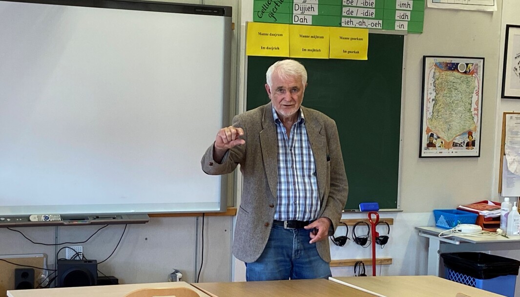 Rolf Aagård viser med fingrene hvordan endingene på samisk skal sies. Rolf Aagård viser med fingrene hvordan endingene på samisk skal sies.