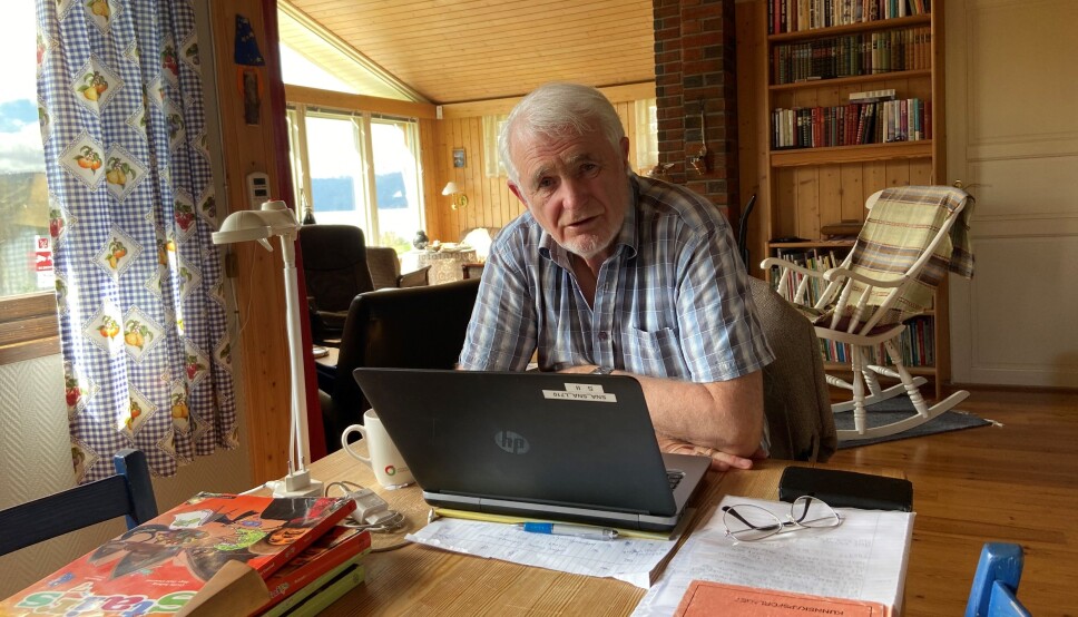 Han liker å være godt forberedt til timene og bruker en del tid på det. Her sitter Rolf ved kjøkkenbordet hjemme.