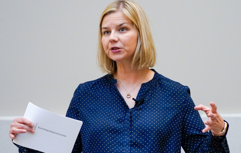 Melby takker ja til å gå foran i vaksinekøen