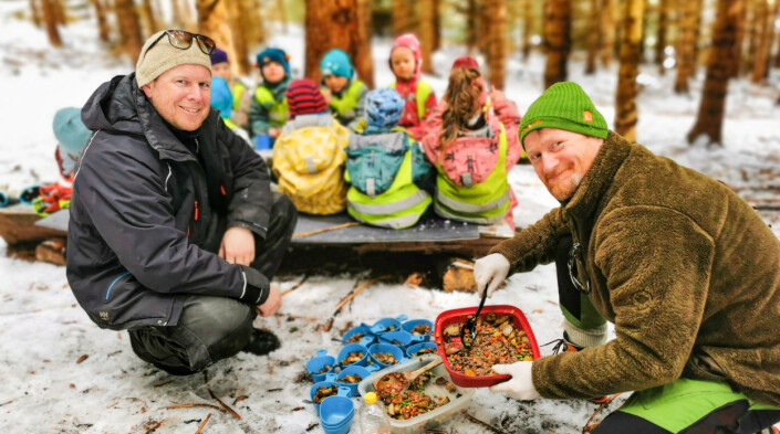 – Vi lager alltid varm mat på turene våre, sier de entusiastiske pedagogene Bjørnar Vollan og Ronny Slotnes fra Kleiva Naturbarnehage i Sortland. – Vi lager alltid varm mat på turene våre, sier de entusiastiske pedagogene Bjørnar Vollan og Ronny Slotnes fra Kleiva Naturbarnehage i Sortland.