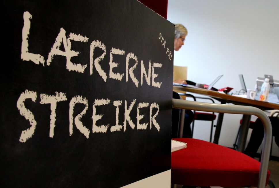 *** Local Caption *** Streikende lærere i Alta.
Sissel Henriksen (t.v.) og Mette Harr Medbye.