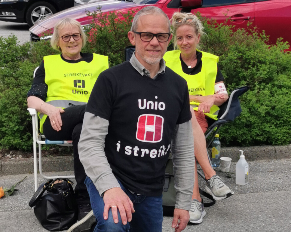 Streikeleiar Stig Jonny Fitje og streikevaktene Solrunn Nistad (til venstre) og Anita Krakhellen utanfor Hafstad vidaregåande skule i Førde i Sunnfjord kommune.