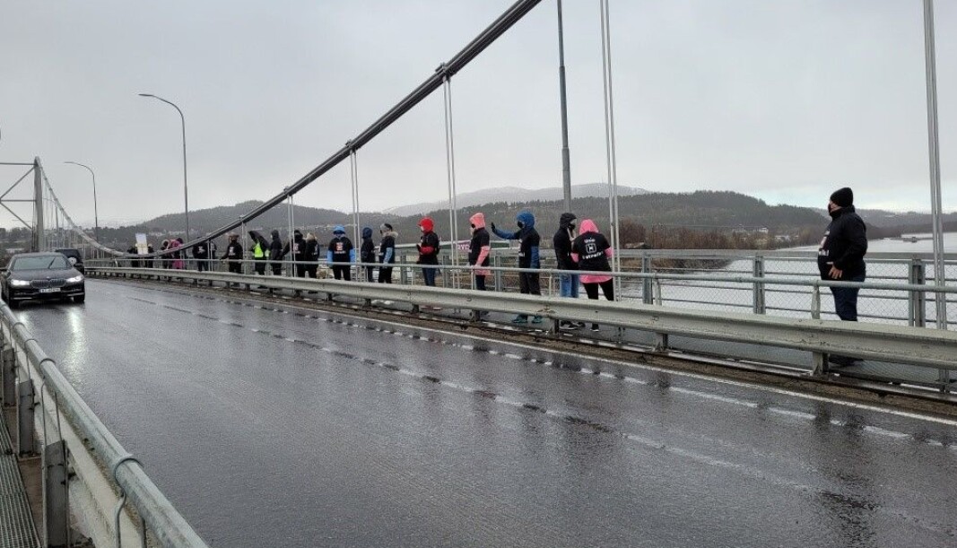 Lærere i Alta markerte streiken langs E6 i morgenrushet fredag. Lærere i Alta markerte streiken langs E6 i morgenrushet fredag.