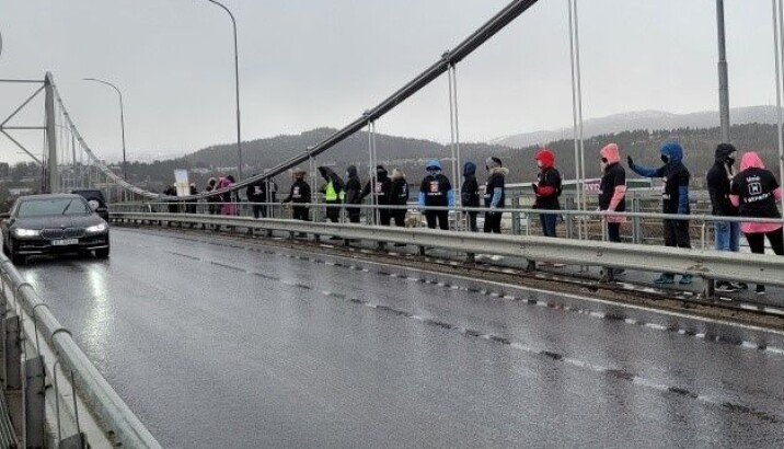 Lærere i Alta markerte streiken langs E6 i morgenrushet fredag.