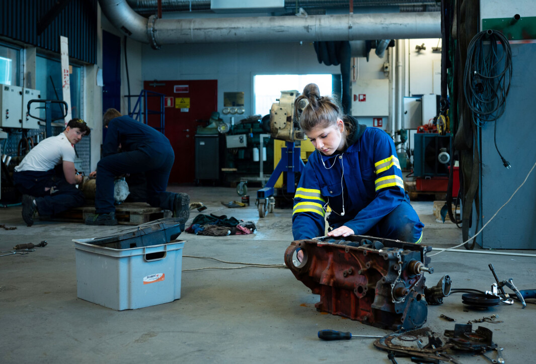 – Jeg liker at undervisningen er så praktisk, sier Julia Zyla, som demonterer og setter sammen igjen en gammel motor. – Jeg liker at undervisningen er så praktisk, sier Julia Zyla, som demonterer og setter sammen igjen en gammel motor.