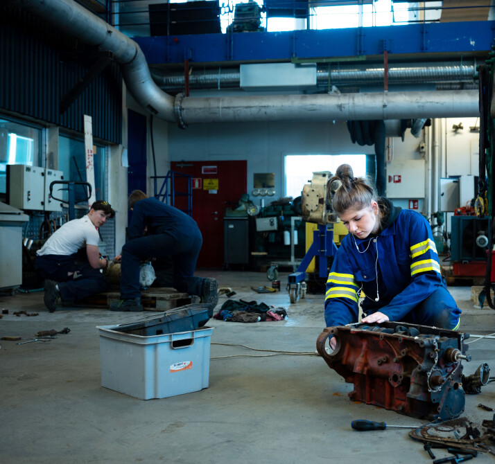 – Jeg liker at undervisningen er så praktisk, sier Julia Zyla, som demonterer og setter sammen igjen en gammel motor.