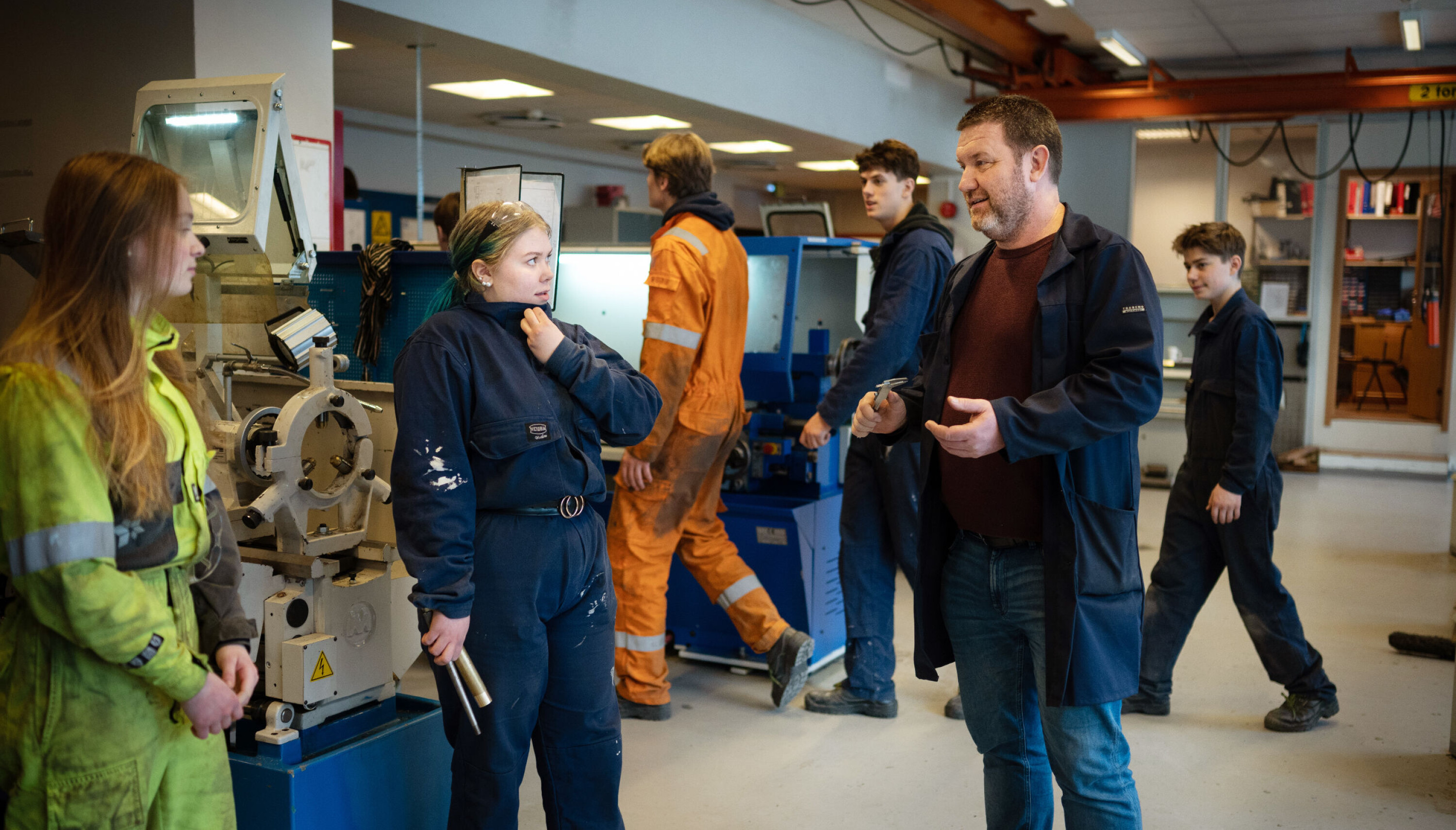 – Vi trenger å få opp kvaliteten, og det bidrar jentene til, mener Geir Jacobsen, avdelingsleder ved teknologi- og industrifag. Her snakker han med elevene Leah Ågotnes (til venstre) og Iris Solheim.