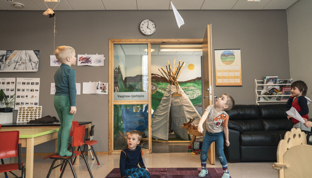 Opplever samiske barn sammenheng mellom barnehages pedagogikk og oppdragelsen de får hjemme, bidrar det til livsmestring, ifølge studie. Her er Jåvva (f.v.), Elias, Emanuel og Even i den sørsamiske barnehagen Suaja Maanagierte i Snåsa. Opplever samiske barn sammenheng mellom barnehages pedagogikk og oppdragelsen de får hjemme, bidrar det til livsmestring, ifølge studie. Her er Jåvva (f.v.), Elias, Emanuel og Even i den sørsamiske barnehagen Suaja Maanagierte i Snåsa.