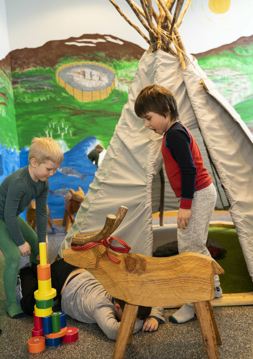 Historisk har utdanningsinstitusjoner for samiske barn vært preget av norsk kultur. Den sørsamiske barnehagen Suaja Maanagierte i Snåsa er opptatt av å lære barna om samisk kultur. Jåvva og Even leker reinfangst ved lavvoen i hjerterommet.