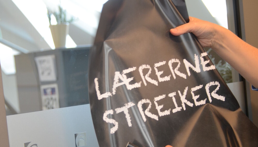 Streikeplakatene fjernes. Streikeplakatene fjernes.