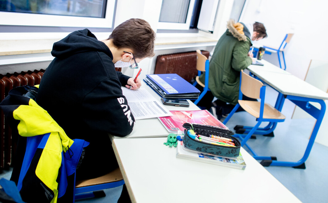 Elever i et klasserom ved Graf-Anton-Günther-Schule i den tyske delstaten Nieder-Sachsen sitter med god avstand under koronaepidemien.