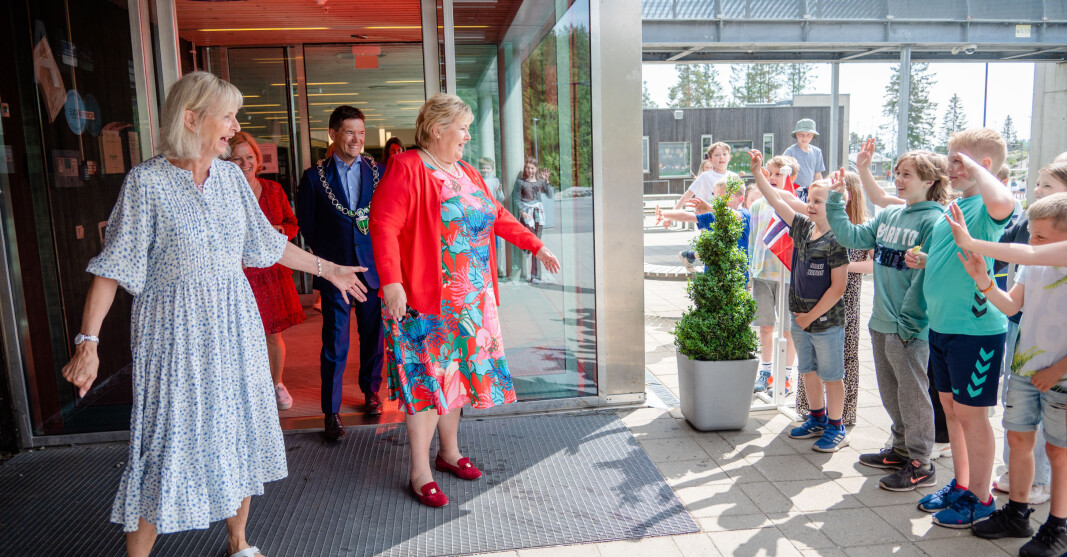 Statsminister Erna Solberg ble møtt med jubel, sang og flagg da hun kom til Smestad skole i Rælingen. Rektor Elisabeth Aandalen, ordfører Ståle Grøtte (Ap), tok imot henne. Statsminister Erna Solberg ble møtt med jubel, sang og flagg da hun kom til Smestad skole i Rælingen. Rektor Elisabeth Aandalen, ordfører Ståle Grøtte (Ap), tok imot henne.