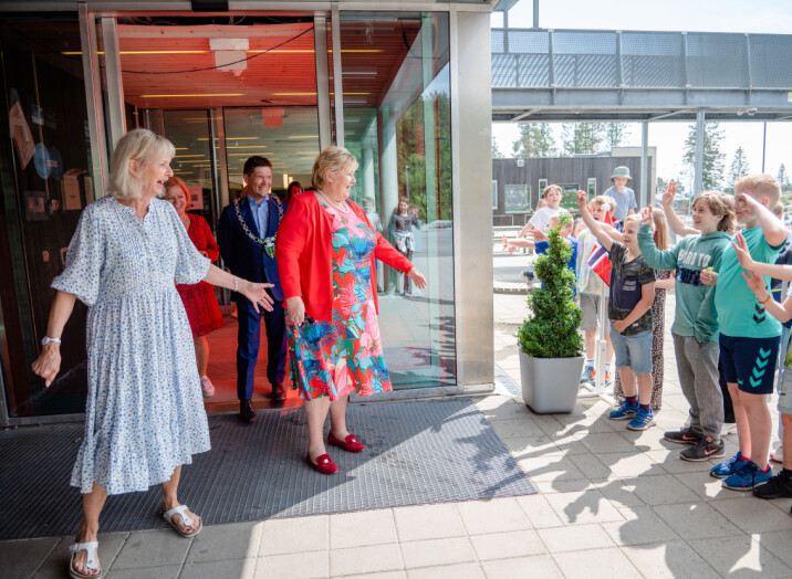 Statsminister Erna Solberg ble møtt med jubel, sang og flagg da hun kom til Smestad skole i Rælingen. Rektor Elisabeth Aandalen, ordfører Ståle Grøtte (Ap), tok imot henne.