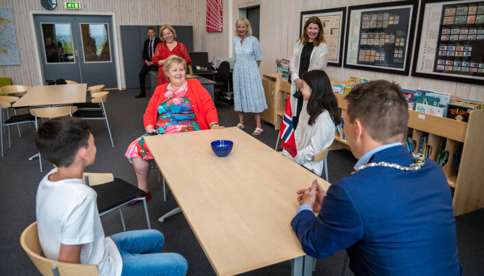God stemning da Erna Solberg fortalte leder og nesteleder i elevrådet om teamsmøter i pysj. God stemning da Erna Solberg fortalte leder og nesteleder i elevrådet om teamsmøter i pysj.