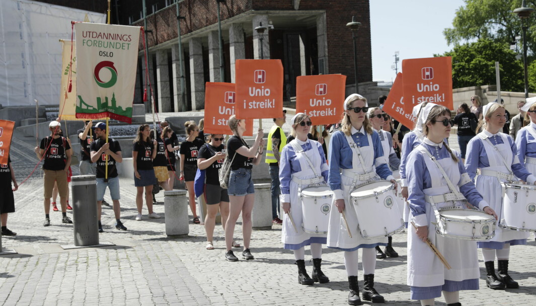 Lærere og sykepleiere i streike-aksjon foran rådhuset i Oslo. Nå sier Stortinget ja til tvungen lønnsnemnd.