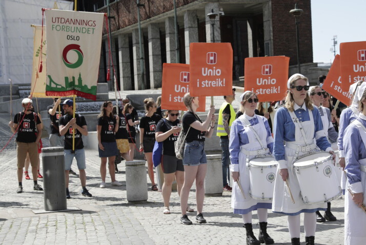 Lærere og sykepleiere i streike-aksjon foran rådhuset i Oslo. Nå sier Stortinget ja til tvungen lønnsnemnd.