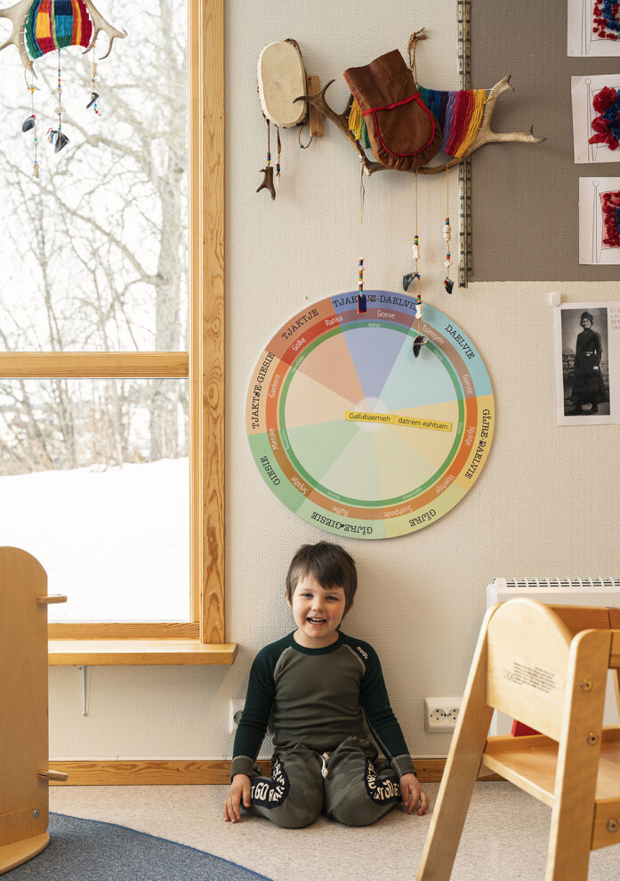 Goerehtimmieh vuesiehtieh gosse saemien maanah ektiedimmiem dååjroeh maanagïerten pedagogihken jïh bijjiedimmien gaskem maam gåetesne åadtjoeh, dellie dïhte jieledehaalvemem vadta. Alfred daajroem saemien jaepiegievlien bïjre åådtje Suaja Maanagïertesne Snåasesne. Goerehtimmieh vuesiehtieh gosse saemien maanah ektiedimmiem dååjroeh maanagïerten pedagogihken jïh bijjiedimmien gaskem maam gåetesne åadtjoeh, dellie dïhte jieledehaalvemem vadta. Alfred daajroem saemien jaepiegievlien bïjre åådtje Suaja Maanagïertesne Snåasesne.