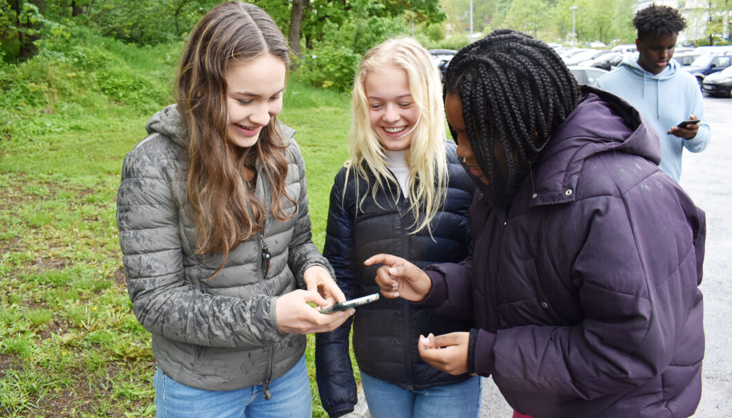 – Det er deilig å få frisk luft i løpet av skoledagen! Læring i bevegelse er helt topp, når dagen ellers består av å sitte stille, sier Ingeborg Nermoen. Her er hun ute og spiller Witterio sammen med klassevenninnene Anna Fagernæs og Kelsi Liv Bizerra Bernando. – Det er deilig å få frisk luft i løpet av skoledagen! Læring i bevegelse er helt topp, når dagen ellers består av å sitte stille, sier Ingeborg Nermoen. Her er hun ute og spiller Witterio sammen med klassevenninnene Anna Fagernæs og Kelsi Liv Bizerra Bernando.