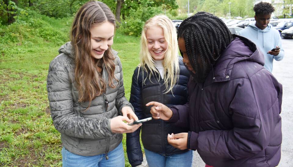 – Det er deilig å få frisk luft i løpet av skoledagen! Læring i bevegelse er helt topp, når dagen ellers består av å sitte stille, sier Ingeborg Nermoen. Her er hun ute og spiller Witterio sammen med klassevenninnene Anna Fagernæs og Kelsi Liv Bizerra Bernando. – Det er deilig å få frisk luft i løpet av skoledagen! Læring i bevegelse er helt topp, når dagen ellers består av å sitte stille, sier Ingeborg Nermoen. Her er hun ute og spiller Witterio sammen med klassevenninnene Anna Fagernæs og Kelsi Liv Bizerra Bernando.